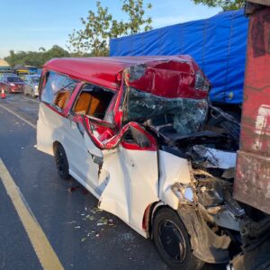 Angkot Tabrak Truck di Tol Merak KM 66, 18 Penumpang Dipastikan Luka Luka.