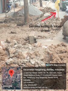 Pengerjaan Rehabilitasi Jl.KH.Hasyim Azhari Kota Tangerang, Rambu Pengaman Jalan Pakai Bendera Kuning.