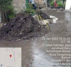 Dibiarkan Menganga, Mobil Masuk Lobang di Galian Pipa PDAM TB Kota Tangerang.