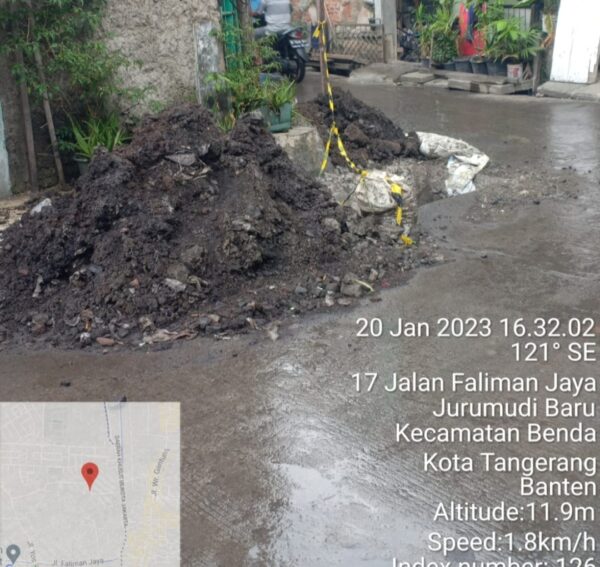 Dibiarkan Menganga, Mobil Masuk Lobang di Galian Pipa PDAM TB Kota Tangerang.