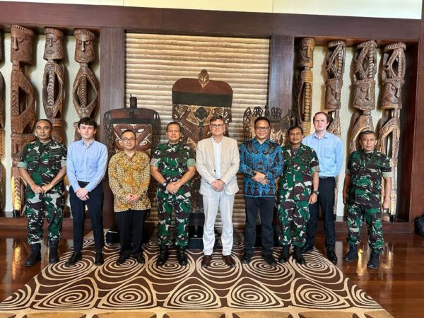 Diplomat Selandia Baru Tiba di Timika Papua Bersama Staf Kemenlu RI, Disambut Oleh Letjen TNI I Nyoman.