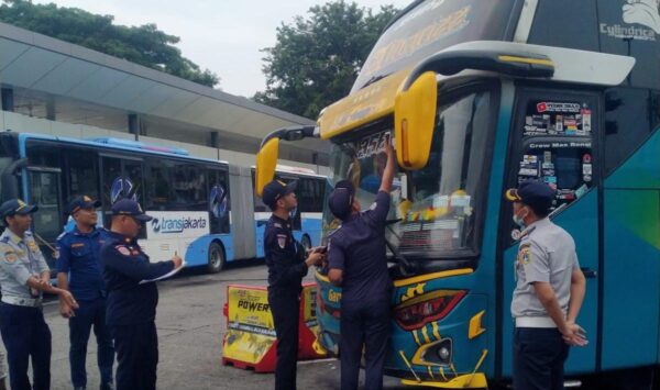 Jelang Arus Mudik Lebaran, Ratusan Bus AKAP Diterminal Kalideres Dilakukan Ramp-Chek.