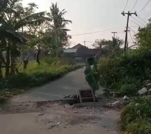 Lurah dan Camat Biarkan Jalan Desa Mauk Barat Kab.Tangerang Rusak, Bupati Kemana!
