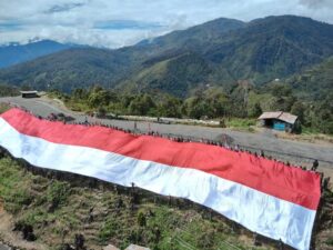 Semarak HUT RI ke-78, Sang Saka Merah Putih Raksasa Terbentang di Papua Tengah