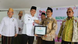 Pj Bupati menyalurkan Zakat Infaq Sedekah (ZIS) Badan Amil Zakat Nasional (Baznas) Kabupaten Tangerang kepada 391 yatim secara simbolis.