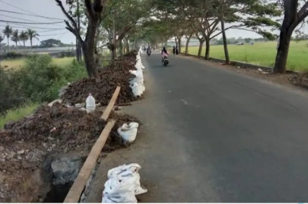 Aktivis dr. Bernard BB Sagian SH, MH proyek yang di kerjakan tidak pasang papan proyek, dan tidak informasi dalam pekerjaan.