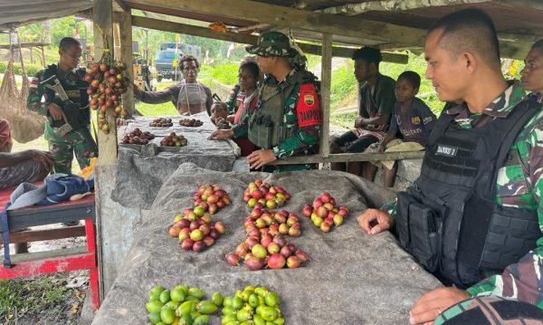 Hasil panen bukan untuk di makan saja, tetapi ia di ajarkan melakukan jual-beli barang hasil panennya.