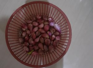 Para ibu-ibu rumah tangga mulai gelisah harga bawang, cabe, minyak dan telor sudah merangkak.