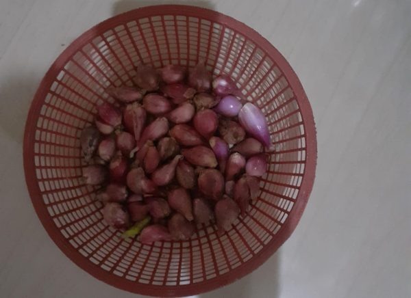 Para ibu-ibu rumah tangga mulai gelisah harga bawang, cabe, minyak dan telor sudah merangkak.