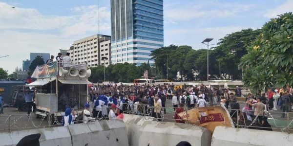 Pihak para demo yerus berjalan terus, dan sidang KPU juga tetus di laksanakan sesuai KPU.