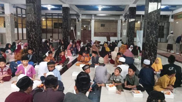 Terlihat, ratusan pengunjung masyarakat turut meramaikan momentum buka bersama secara antusias di masjid NUR IMAN.