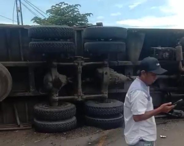 Info Laka maut melibatkan beberapa mobil, motor, dan truk konteiner di daerah Datae.