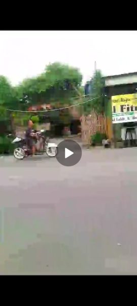 Warga yang berdagang sering diresehkan oleh anak muda, dan minta uang memaksa.