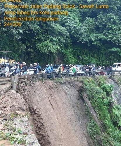 Akibatnya, akses jalan utama Padang-Solok itu macet total dan tidak bisa dilalui, di kendaraan.