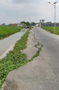 Ketika pas redak dan ablas, terpaksa mobil dan motor asra hati-hati takut mobil keguling ke kali.