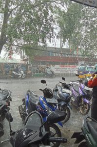 Jalan KS Tubun salurang pembuang dari jalan keparit tidak berpungsi, diduga ketutup semen trotoar.