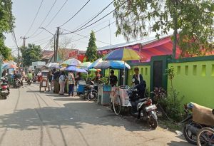 Jalan portal pasar pakuhaji-rawakidang, air hujan tidak diresap oleh selokan tetapi tergenang di jalan.