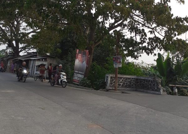 Saat temannya  mau nyender, tetapi, di pegang besi leneng kaget, hampir jatuh.