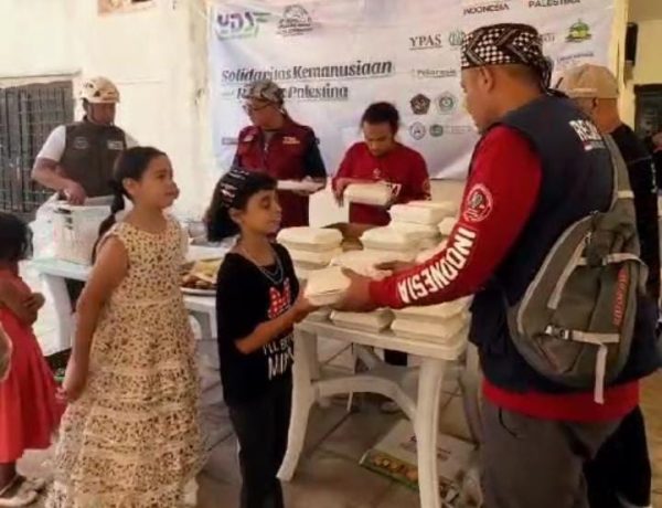 Kini anak-anak yang harus makan nasi goreng yang di buatkan oleh koky-coky dari indonesia.