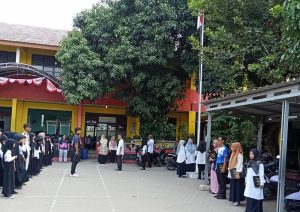 Pra-upacara bendera tadi siang di halaman SDN Sukasari II, cukup nikmat dan sesuai dengan nada dan lagunya.