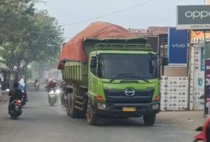 Masyarakat pandangan negatif pada aparat polisi, TNi dan Satpol. PP, tak bisa dan tak kuasa menahan mobil truk angkut tanah.
