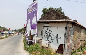 Sayang Benner yang berjejer di sepanjang jalan Raya di robek, tidak indah di pandang.