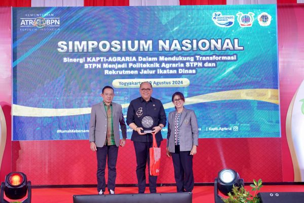 Harapan kita ke depan, semua lulusan STPN itu otomatis menjadi CPNS dan paling lambat dua tahun sudah diangkat menjadi PNS.