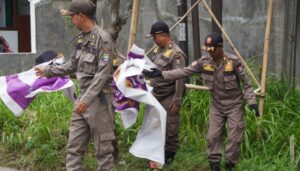 Kepala Satuan Polisi Pamong Praja (Kasat Pol PP) Kabupaten Tangerang : Menertibakan Sepanduk dan Baleho.
