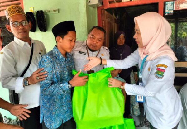 DISDIK KAB.TANGERANG BERIKAN BEASISWA KEPADA KELUARGA KORBAN TERTABRAK TRUK TAMBANG.
