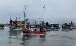 Ratusan warga yang didominasi kaum nelayan dan warga kampung Baru Dadap pesisir itu terlihat berbondong bondong menghadiri giat.