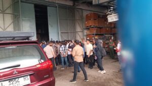 Pihak perusahaan harus berikan sanksi berat pada perusahaan.