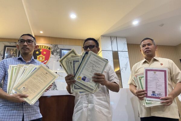 Direktur CV. Sentosa Seal minta di jadikan tersangka.