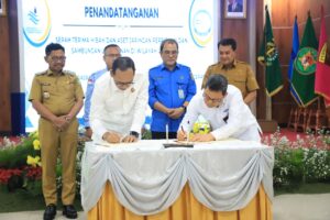 Bupati Tangerang Moch Maesyal Rasyid bersama Walikota Tangerang Sachrudin menandatangani Pembaharuan Perjanjian Hibah Aset.