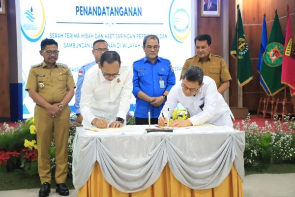 Bupati Tangerang Moch Maesyal Rasyid bersama Walikota Tangerang Sachrudin menandatangani Pembaharuan Perjanjian Hibah Aset.