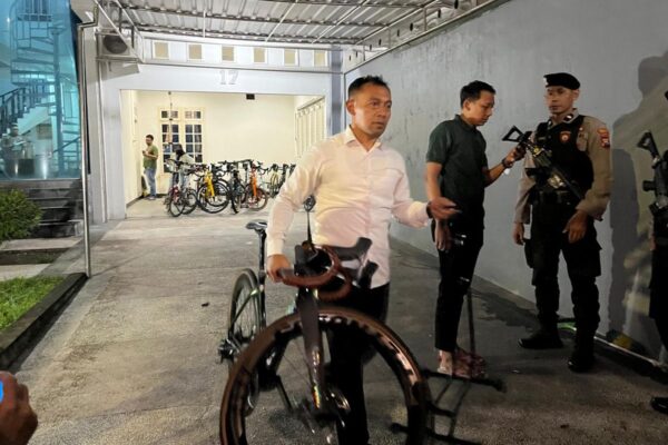 SETELAH KPK DATANGKAN KE DIAMAN YUNUS, BARANG MEWAH MOBIL DI GERET.