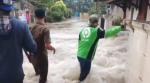 RW juga mengingatkan pada warganya, rumahnya sudah bisa di tempati agar kembali kerumahnya, takut ada maling rumah kosong.