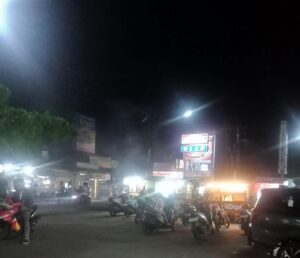 Warga pisangan jaya hiburan di pertigaan tanah, banyak jajanan.