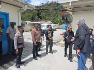 Wujud Kepedulian Nyata: TNI Bantu Evakuasi dan Dampingi Keluarga Korban Penembakan OPM di Tembagapura.
