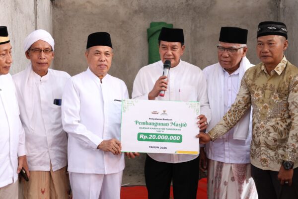 Bupati secara simbolis menyerahkan bantuan sarana keagamaan total sebesar 40 juta.