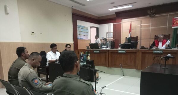 Sidang tipiring satpol PP tangsel seret 3 pedagang miras ke Pengadilan Negeri Tangerang.