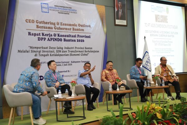 Turut hadir, Ketua Umum DPN Apindo Shinta Widjaja Kamdani, Ketua DPP Apindo Banten Tomy Rachmatullah.