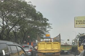 JALAN RAYA CIKOKOL MACET SEKITAR JAM 12.00 WIB.