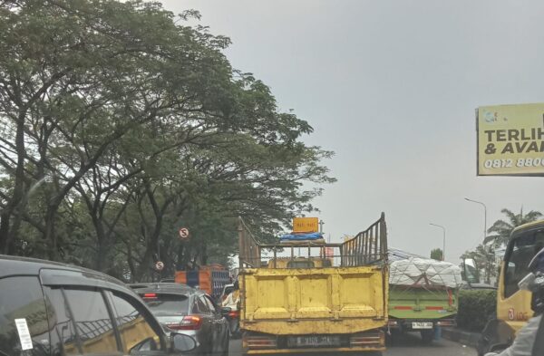 JALAN RAYA CIKOKOL MACET SEKITAR JAM 12.00 WIB.