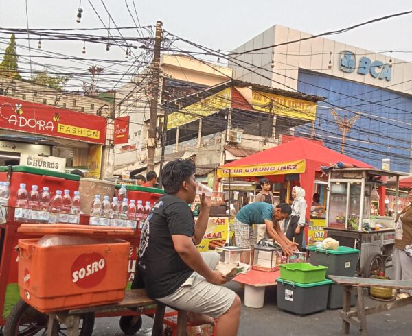 Pengunjung pasar lama, hati-hati dengan pengamen hanpon dan dompet cepat hilang.