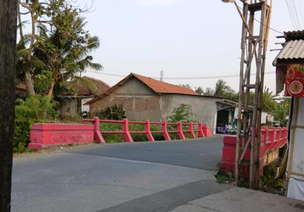 Warga minta rehab jembatan merah Kaliasin Pakuhaji.